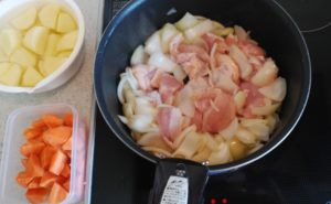 鶏手羽とろのトマトクリームシチューの作り方03