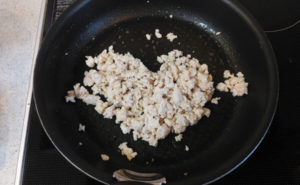鶏むね挽肉の炒り豆腐の作り方05